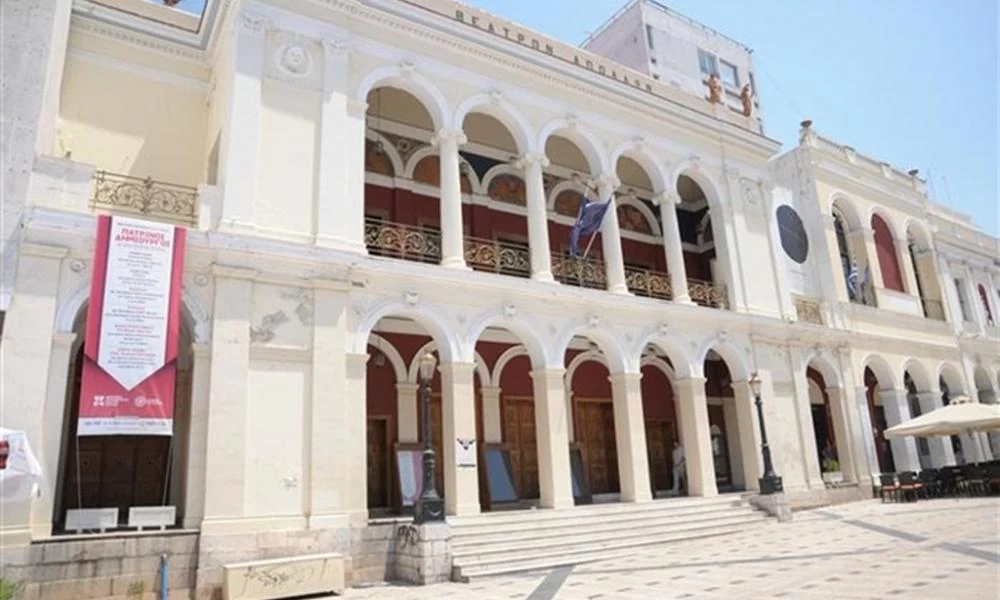 Συνωστισμός στο δημοτικό θέατρο της Πάτρας για ένα εισιτήριο! Παρενέβη η αστυνομία - Εικόνες